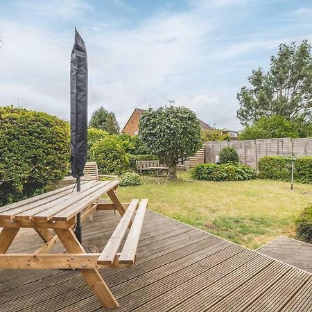 3-Bed Family Home With Parking & Large Garden วินด์เซอร์ ภายนอก รูปภาพ
