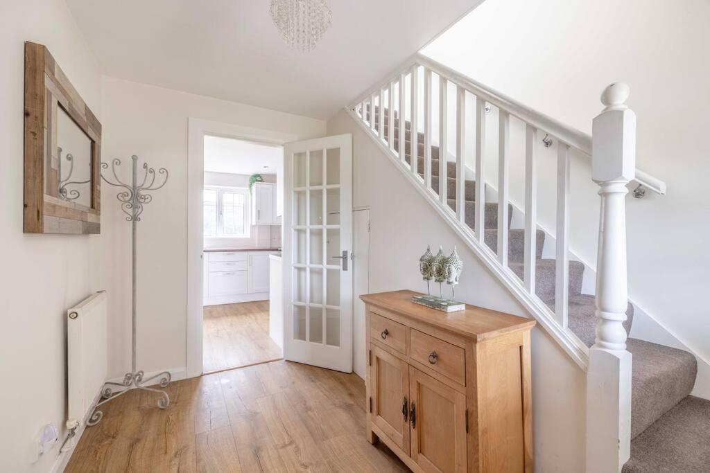 3-Bed Family Home With Parking & Large Garden วินด์เซอร์ ภายนอก รูปภาพ