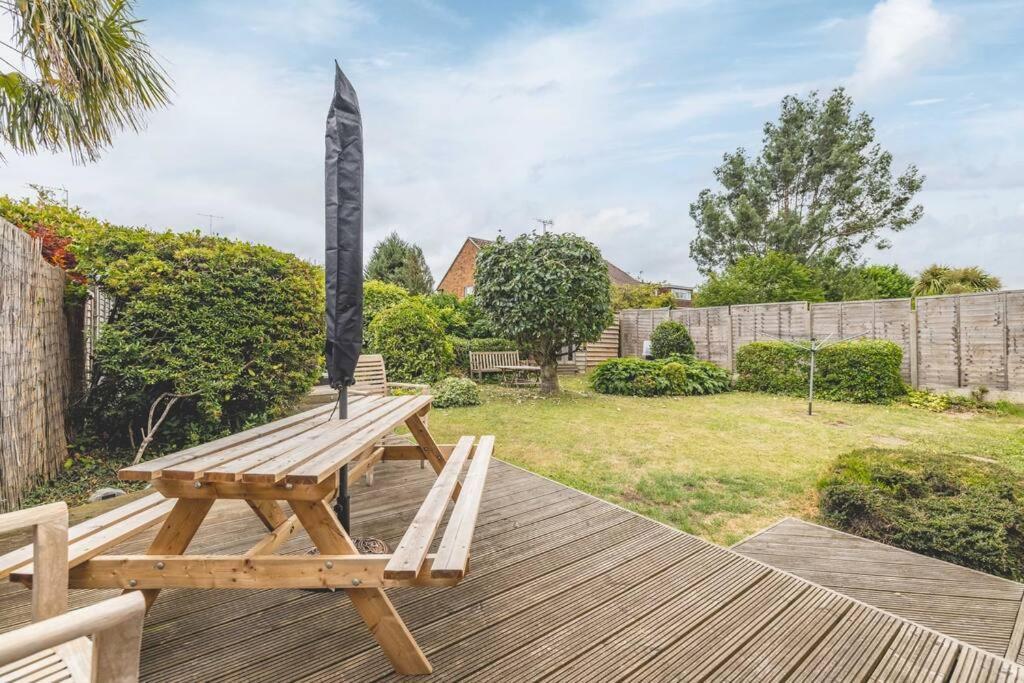 3-Bed Family Home With Parking & Large Garden วินด์เซอร์ ภายนอก รูปภาพ