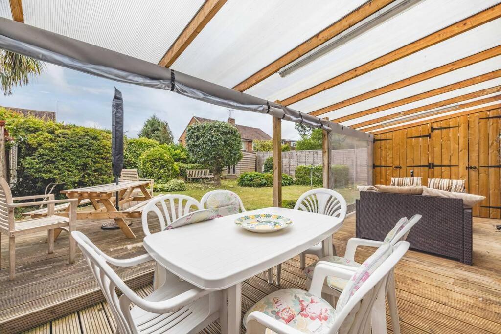 3-Bed Family Home With Parking & Large Garden วินด์เซอร์ ภายนอก รูปภาพ