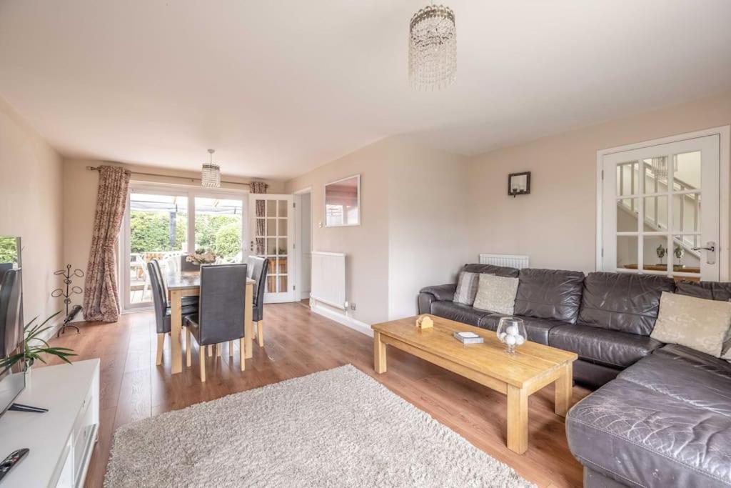 3-Bed Family Home With Parking & Large Garden วินด์เซอร์ ภายนอก รูปภาพ