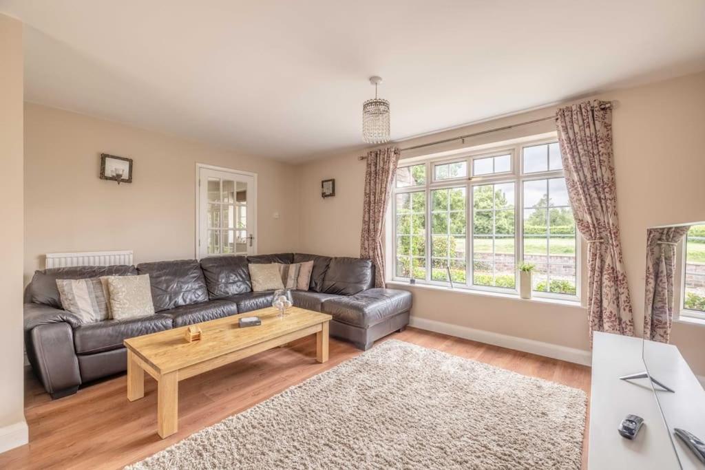 3-Bed Family Home With Parking & Large Garden วินด์เซอร์ ภายนอก รูปภาพ