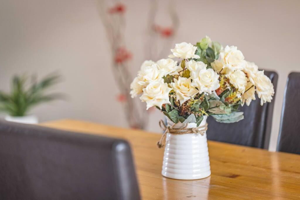 3-Bed Family Home With Parking & Large Garden วินด์เซอร์ ภายนอก รูปภาพ