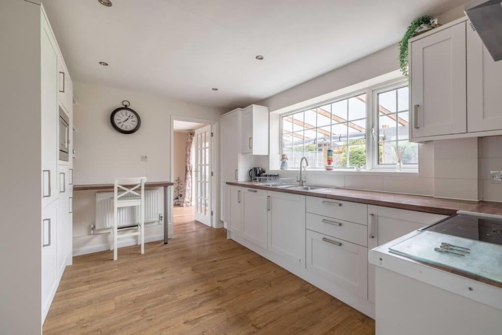 3-Bed Family Home With Parking & Large Garden วินด์เซอร์ ภายนอก รูปภาพ